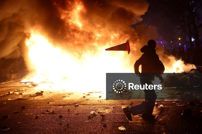 Macron endurece restrições a protestos na França e culpa extrema-esquerda pelos distúrbios