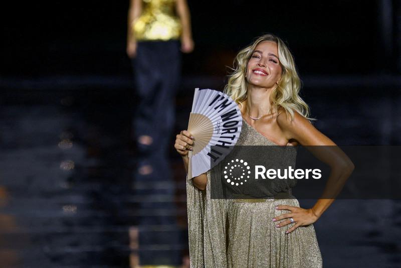 Na Semana de Moda de Paris verões mais longos e quentes representam  novo desafio