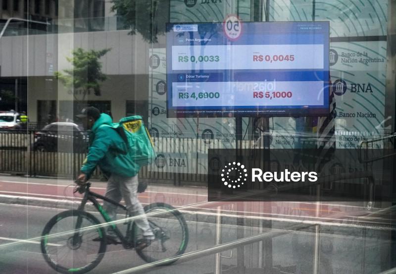 Dólar oscila perto da estabilidade com nova pesquisa e exterior no foco
