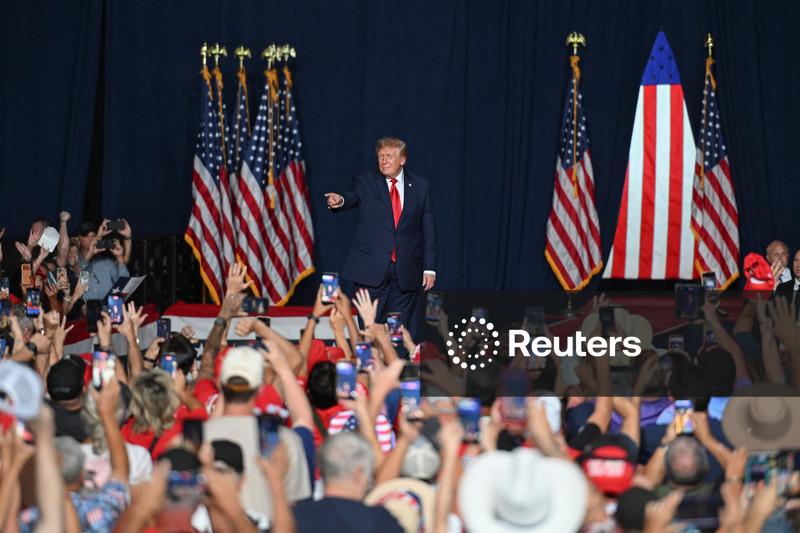 Maioria bipartidária nos EUA atribui aumento dos custos a políticas de Trump, aponta Reuters/Ipsos