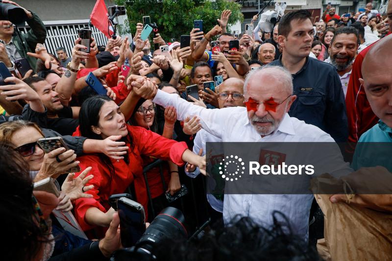 Lula lidera com 50,48% dos votos, Flávio tem 49,52% com 9,99% das seções apuradas, diz TSE