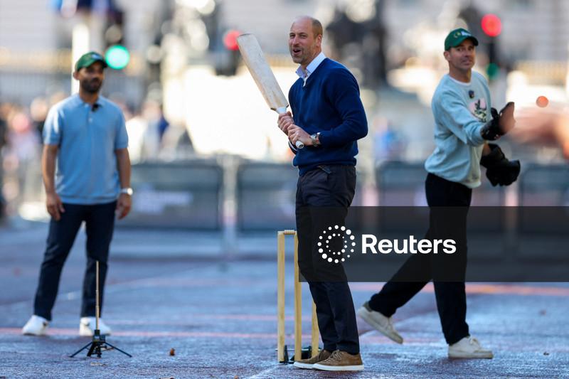 Príncipe William interrompe trânsito em frente ao Palácio de Buckingham para jogo de críquete