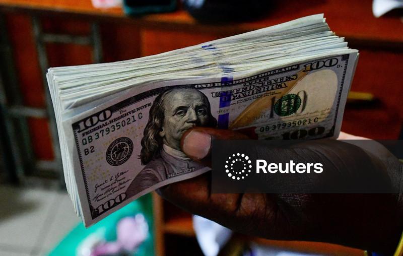 Dólar cai ante o real na esteira de novas pesquisas eleitorais