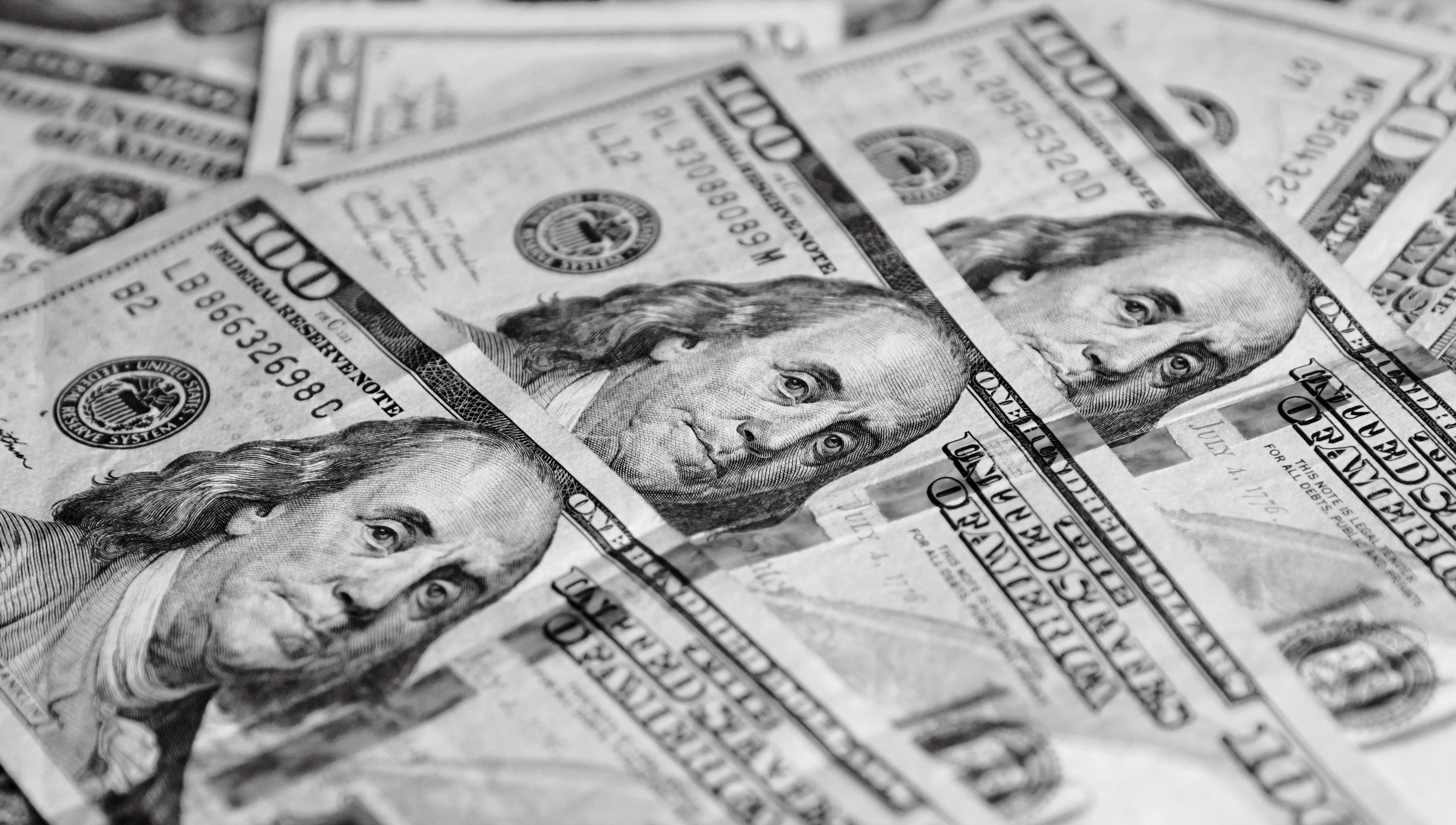 Dólar recua pelo segundo pregão seguido, mas segue acima de R$ 5,30 e ainda pesa no bolso do manauara