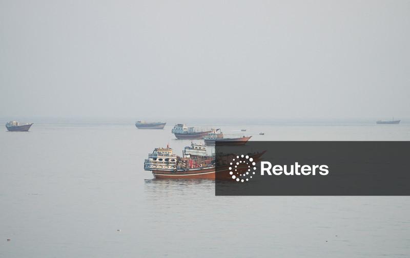 Marinha da Guarda Revolucionária iraniana diz que três petroleiros pegaram fogo no Estreito de Ormuz
