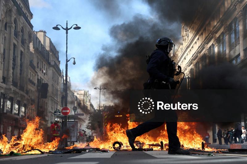 Polícia entra em confronto com manifestantes durante protestos contra alta do custo de vida na França
