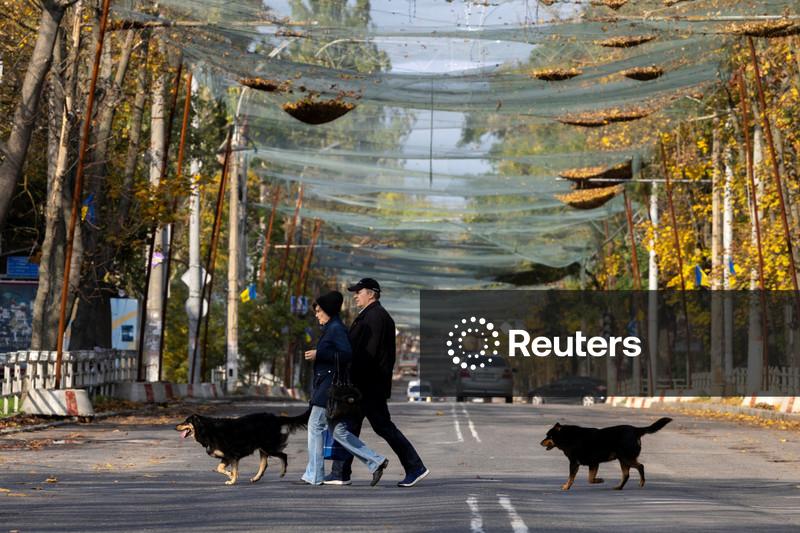 Em Kherson, na Ucrânia, um breve cessar-fogo traz um raro momento de trégua