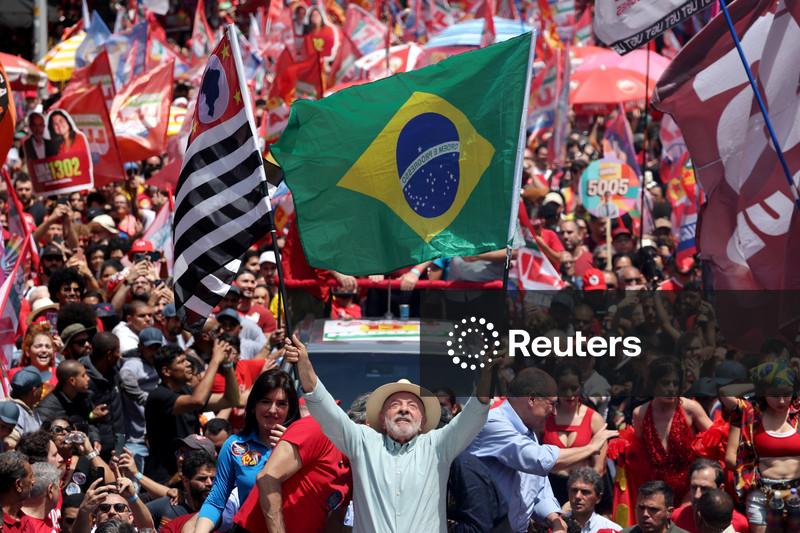 Lula encerra campanha em São Paulo e diz que disputa é entre "democracia e barbárie"