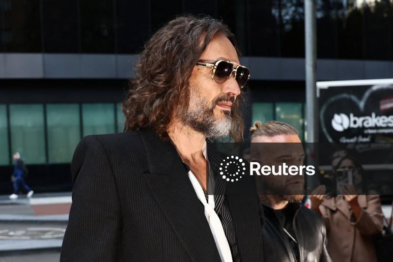 Comediante Russell Brand era um predador sexual implacável, dizem  promotores britânicos