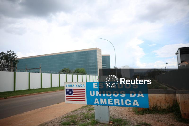 EUA suspendem serviços consulares no Brasil por temor com segurança