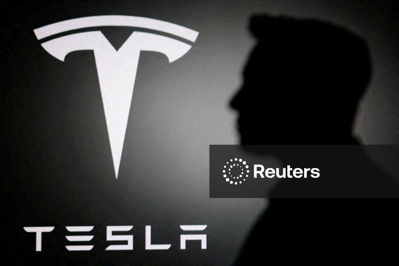 Tesla corta gastos antes de possível acordo com SpaceX, enquanto Musk aposta futuro em  IA e robôs