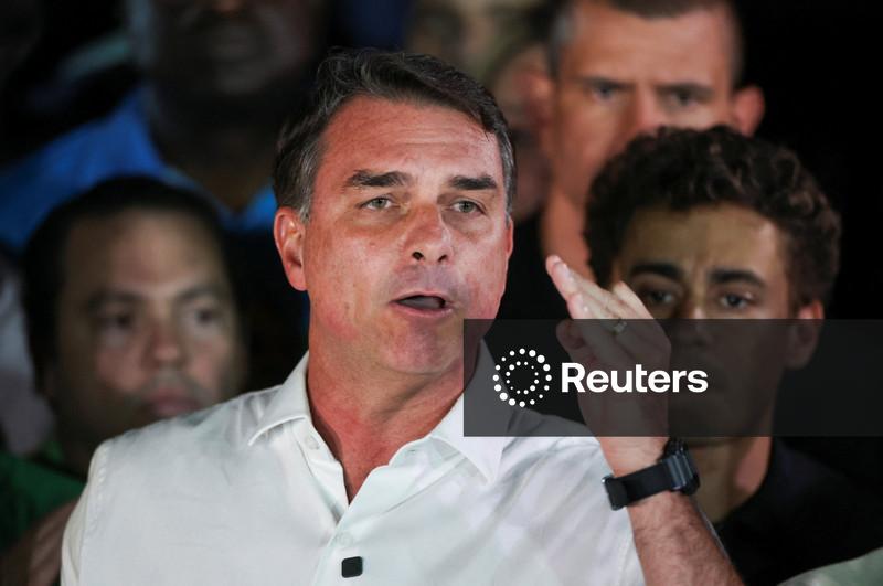Flávio Bolsonaro diz que é impossível reconhecer resultado da eleição e vai pedir anulação