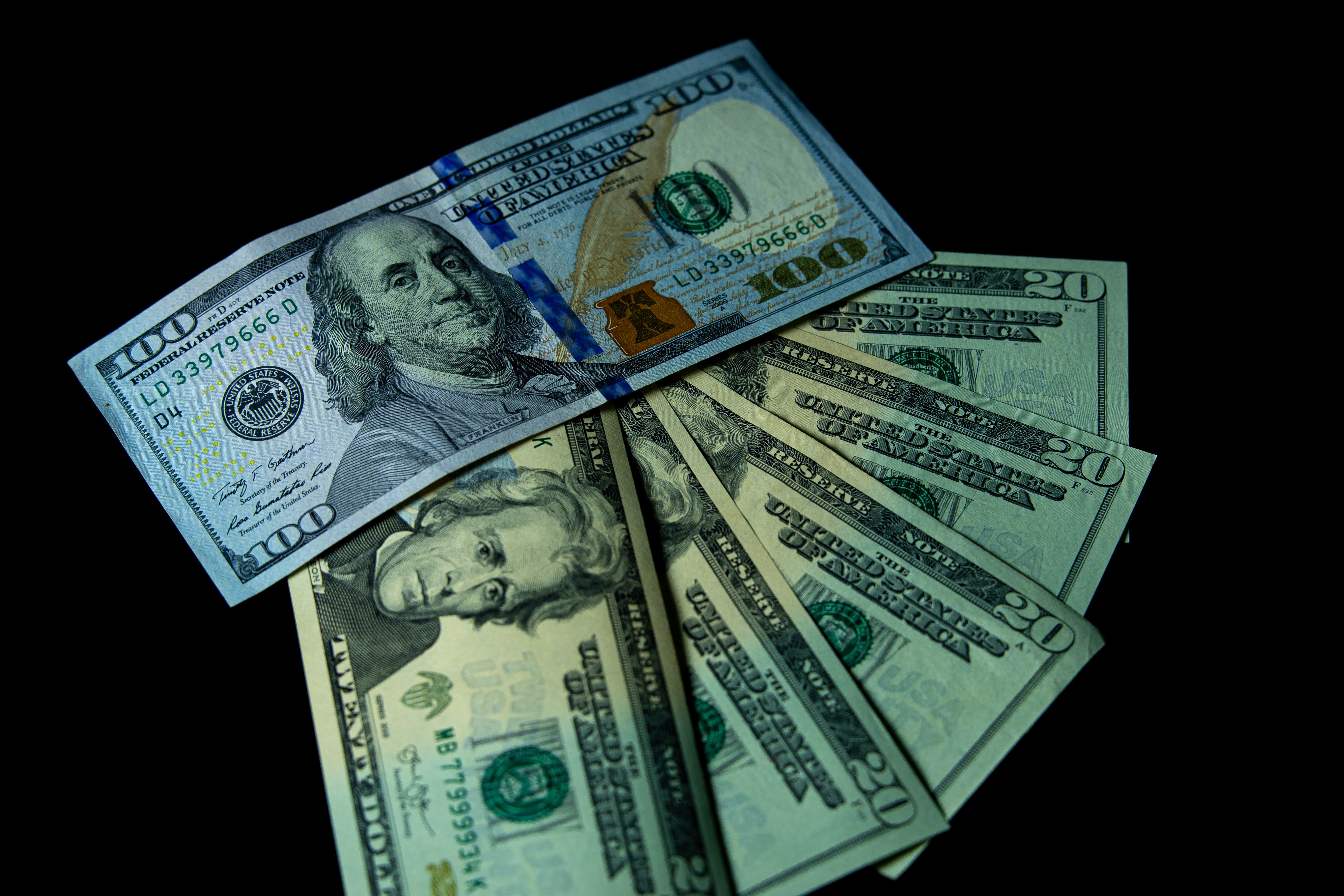 Dólar tem maior alta semanal desde 2008 e petróleo sobe, mas conta de luz tem alívio em novembro no Amazonas