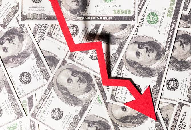 Ibovespa sobe e dólar cai para menos de R$ 5 no último pregão antes do segundo turno