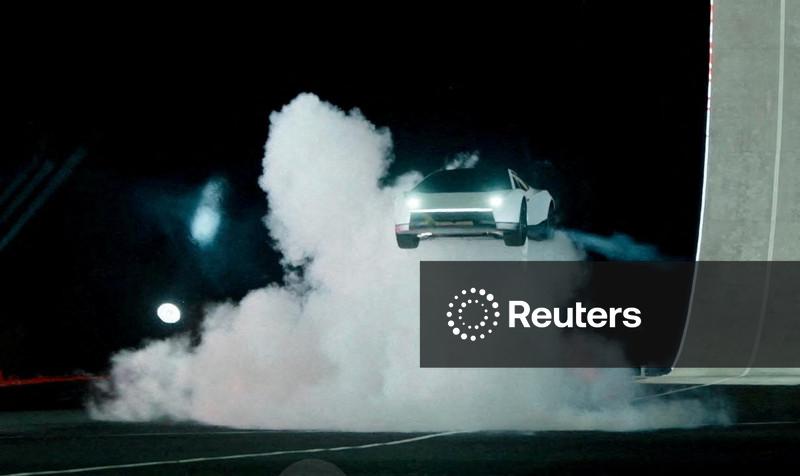 Novo Roadster da Tesla manobra no ar com propulsores da SpaceX e só será lançado em 2028
