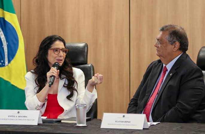 Ministra do TSE indicada por Lula proíbe Globo de exibir púlpito vazio do presidente em debate