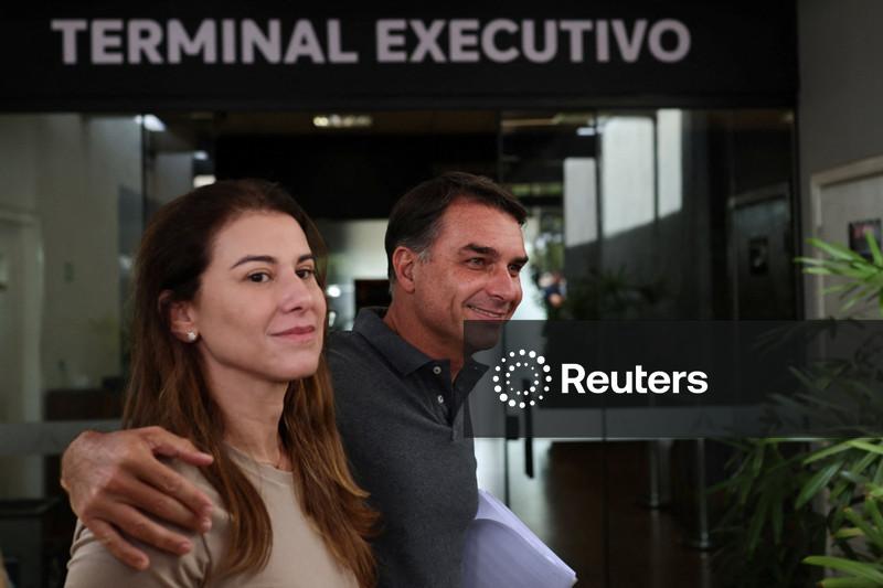 Flávio Bolsonaro e família embarcaram na Argentina em voo para Equador