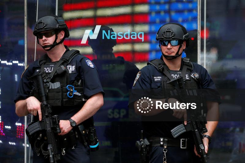 Nasdaq se aproxima da menor nível em um mês, com ações de IA em queda por preocupações com dívida