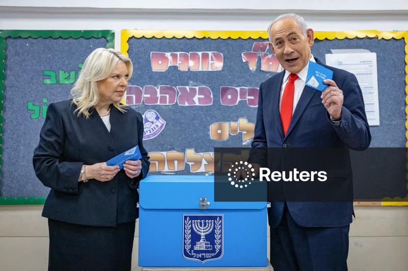 Maior taxa de comparecimento inicial em 45 anos: israelenses avaliam Netanyahu em meio à guerra