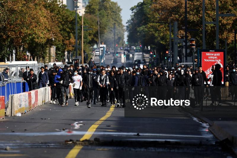 Estudantes dos subúrbios de Paris fazem protesto contra más condições do ensino