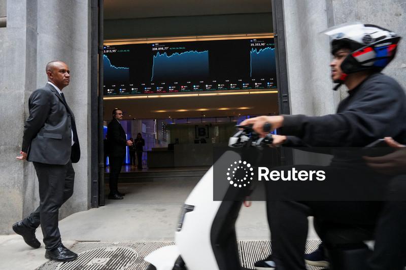 Ibovespa fecha em alta moderada em mais um pregão marcado por pesquisas eleitorais