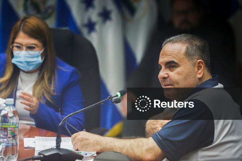 El Salvador libera ex-presidente Saca após pena de 10 anos por corrupção