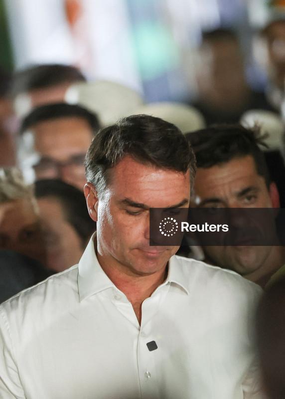 Aliado de Flávio Bolsonaro culpa ChatGPT pela alegação, já apagada, de que ele seria o “presidente eleito”