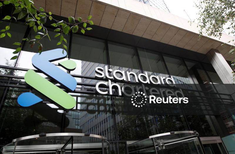 Ações do StanChart disparam após banco elevar metas para o ano e superar estimativas de lucro