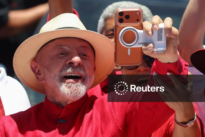 Lula se rende ao smartphone em corrida para reduzir desvantagem nas redes sociais