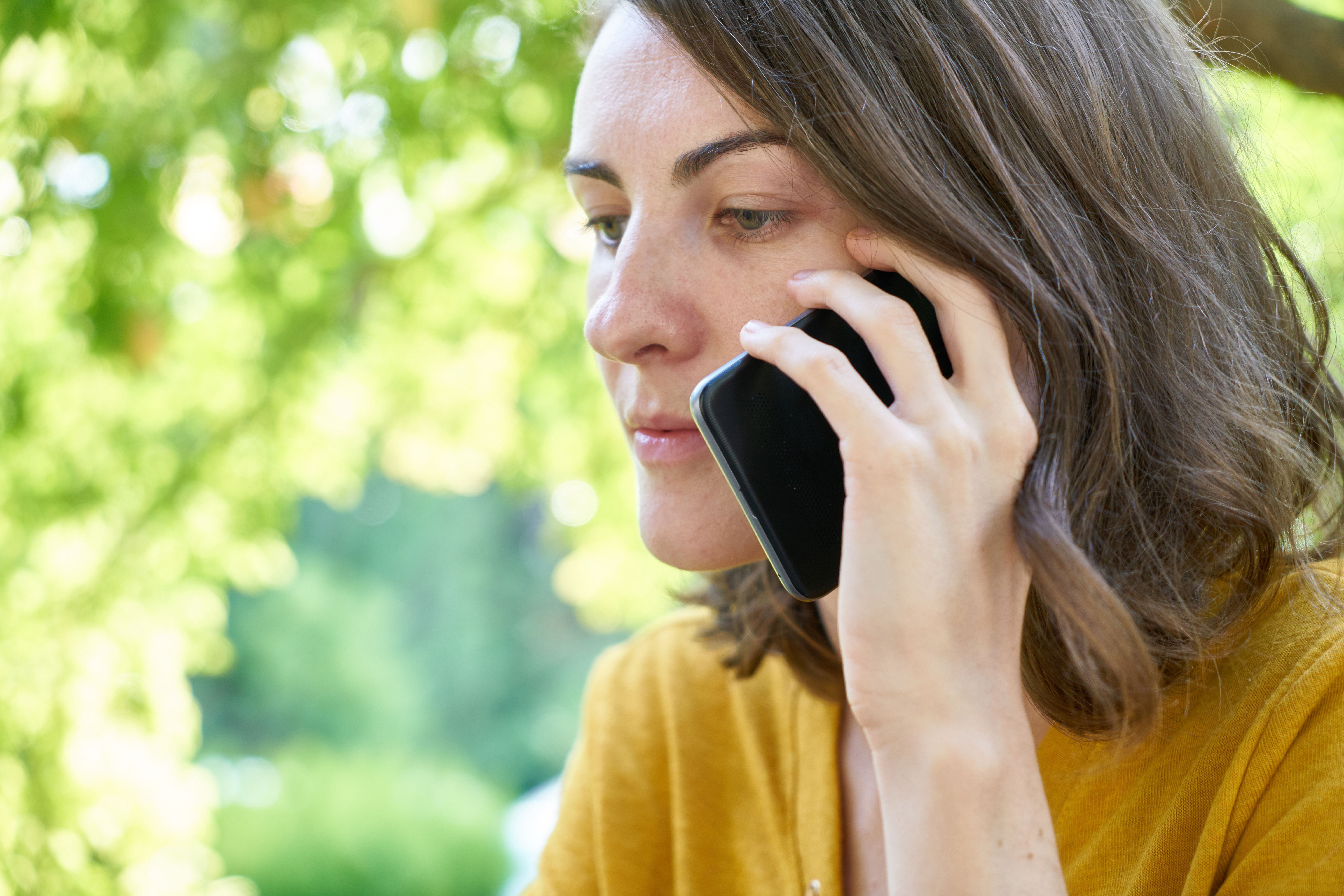 Golpe muda o número que aparece na tela do celular para fingir ligação de banco, alerta a Anatel