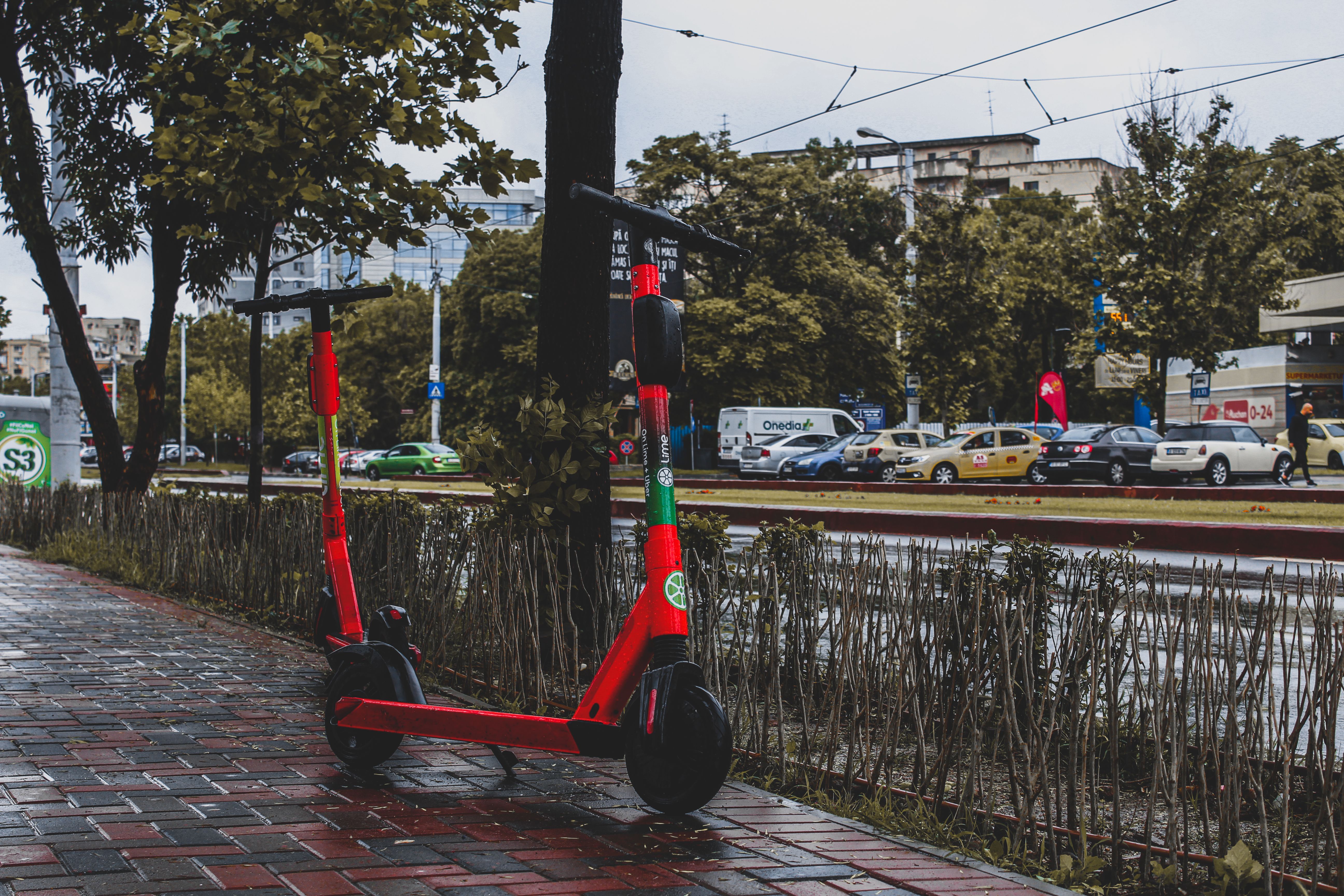 CET passa a multar bicicletas e patinetes em local proibido na capital