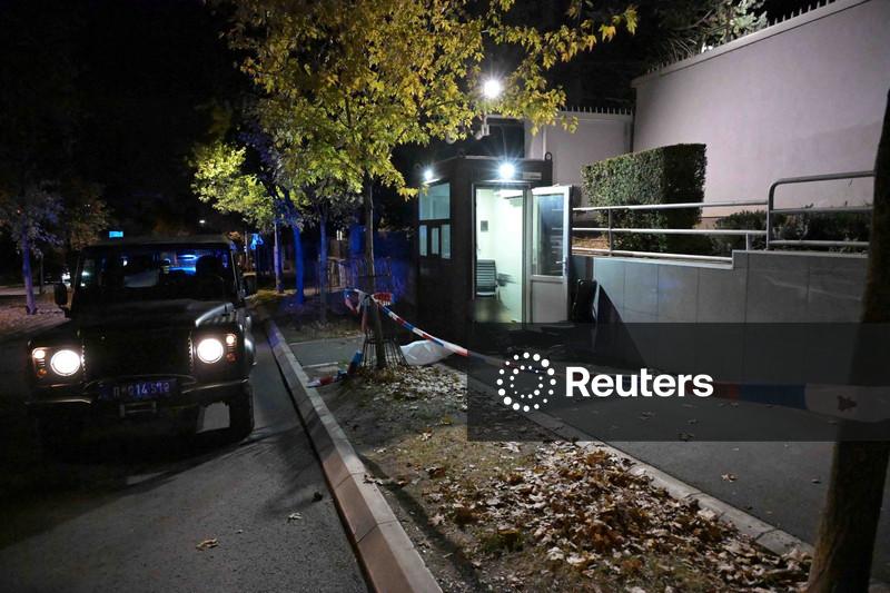 Policial mata agressor armado com faca em frente à embaixada de Israel na Sérvia