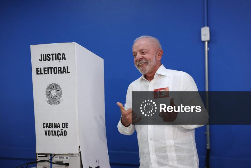 Lula vota em São Bernardo e agradece por mobilização popular na campanha