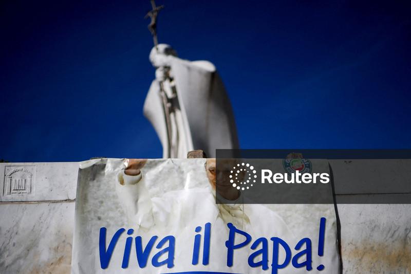 Papa Leão retorna ao Vaticano quatro dias após cirurgia de câncer de pulmão
