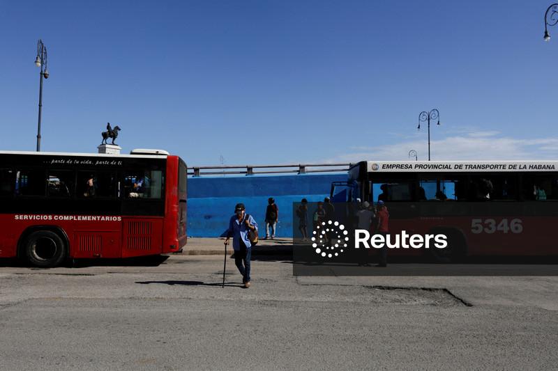 Transporte público de Cuba atinge baixa histórica em meio a  bloqueio de combustível dos EUA, diz ministro