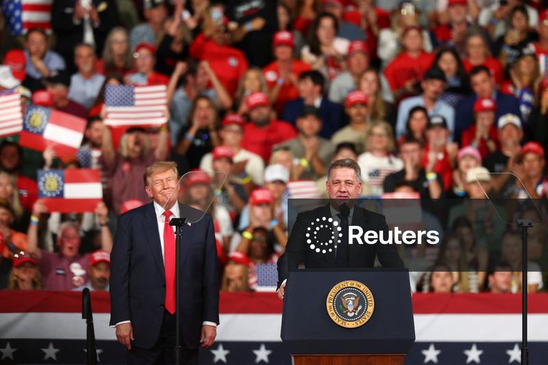 CEO da Audi enfrenta reações negativas após se juntar a Trump em comício