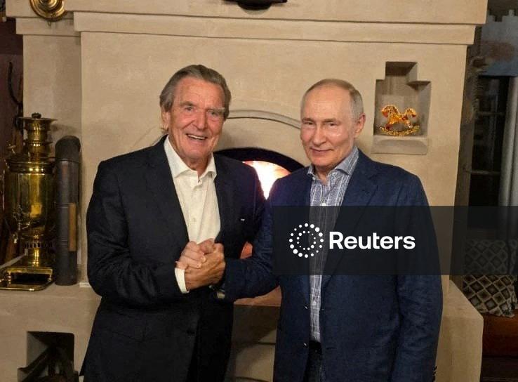 Merz se mostrou “indignado” com presença do ex-chanceler Schröder em aniversário de Putin