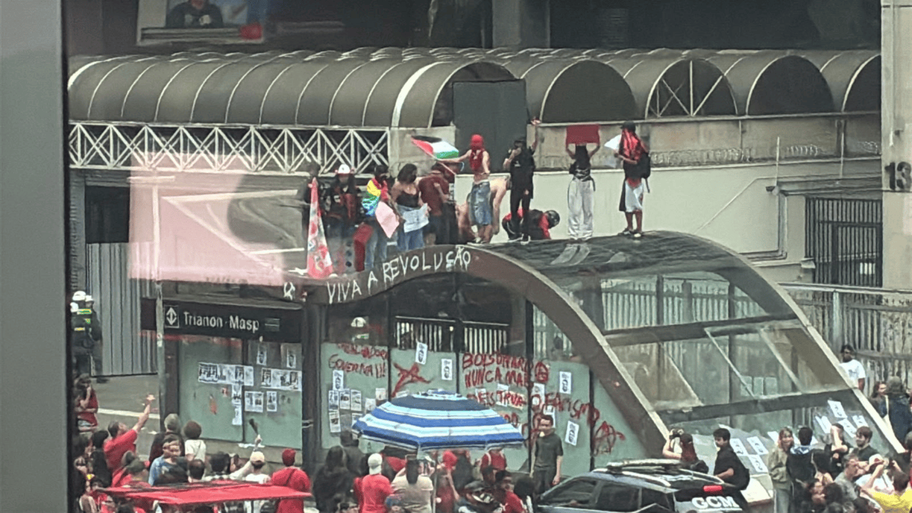 Manifestantes picham e depredam estações de metrô em São Paulo após ato pró-Lula