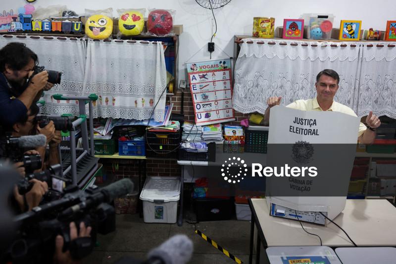 Com 84,96% das seções apuradas, Flávio lidera apuração com 48,47% dos votos contra 43,49% de Lula, mostra TSE