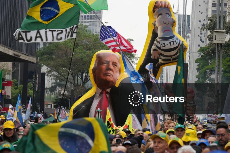 Trump elogia desempenho de Flávio Bolsonaro no primeiro turno das eleições