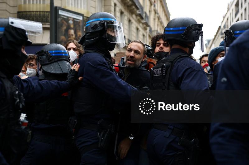França decide suspender uso de granadas de efeito moral para conter protestos estudantis