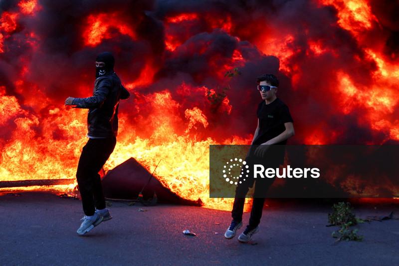 Capital da Albânia é palco de violência estudantil com bancos e prédios incendiados
