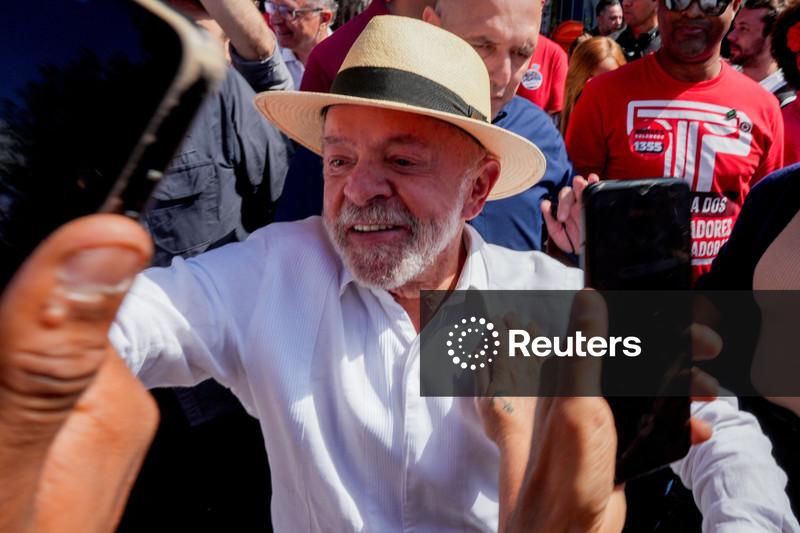 Lula prevê vitória e pede participação dos 70+ na eleição ao votar em São Bernardo