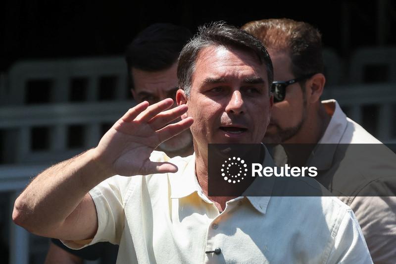 Flávio Bolsonaro descarta privatização da Petrobras como "boataria"