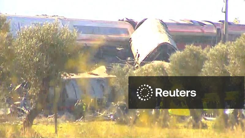 Equipes de resgate vasculham trens na Espanha na esperança de encontrar sobreviventes de acidente fatal