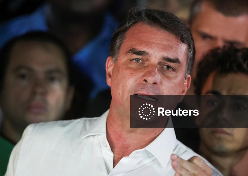 Pretensão de Flávio Bolsonaro à liderança não consegue apoio de aliados no Brasil