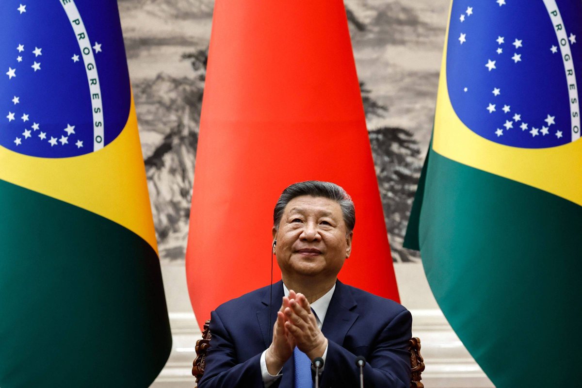 China diz que vai trabalhar para ampliar relação com o Brasil mesmo se Flávio Bolsonaro vencer