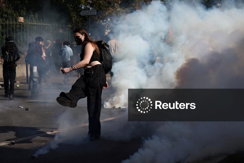 Estudantes incendeiam ao menos duas escolas em protestos crescentes na França