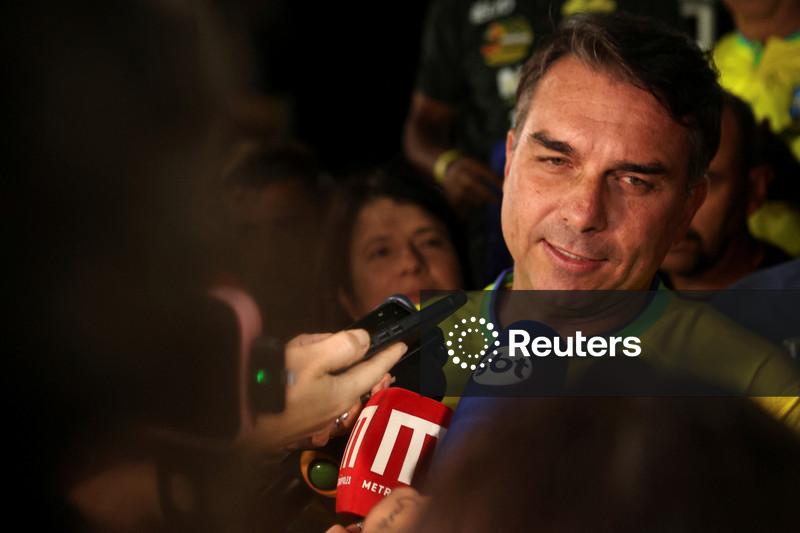 Flávio Bolsonaro anuncia que não irá ao debate da TV Globo