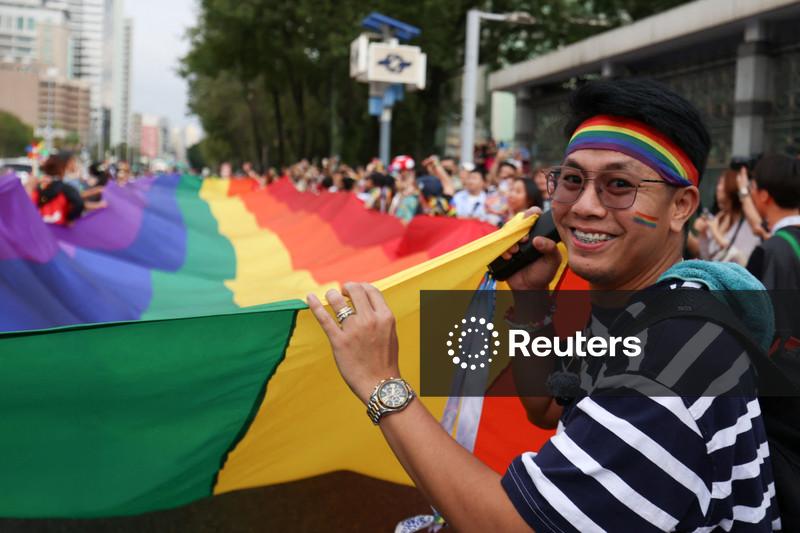 Prefeito de Taipé é recebido com indignação em evento Pride após batida policial em bar gay